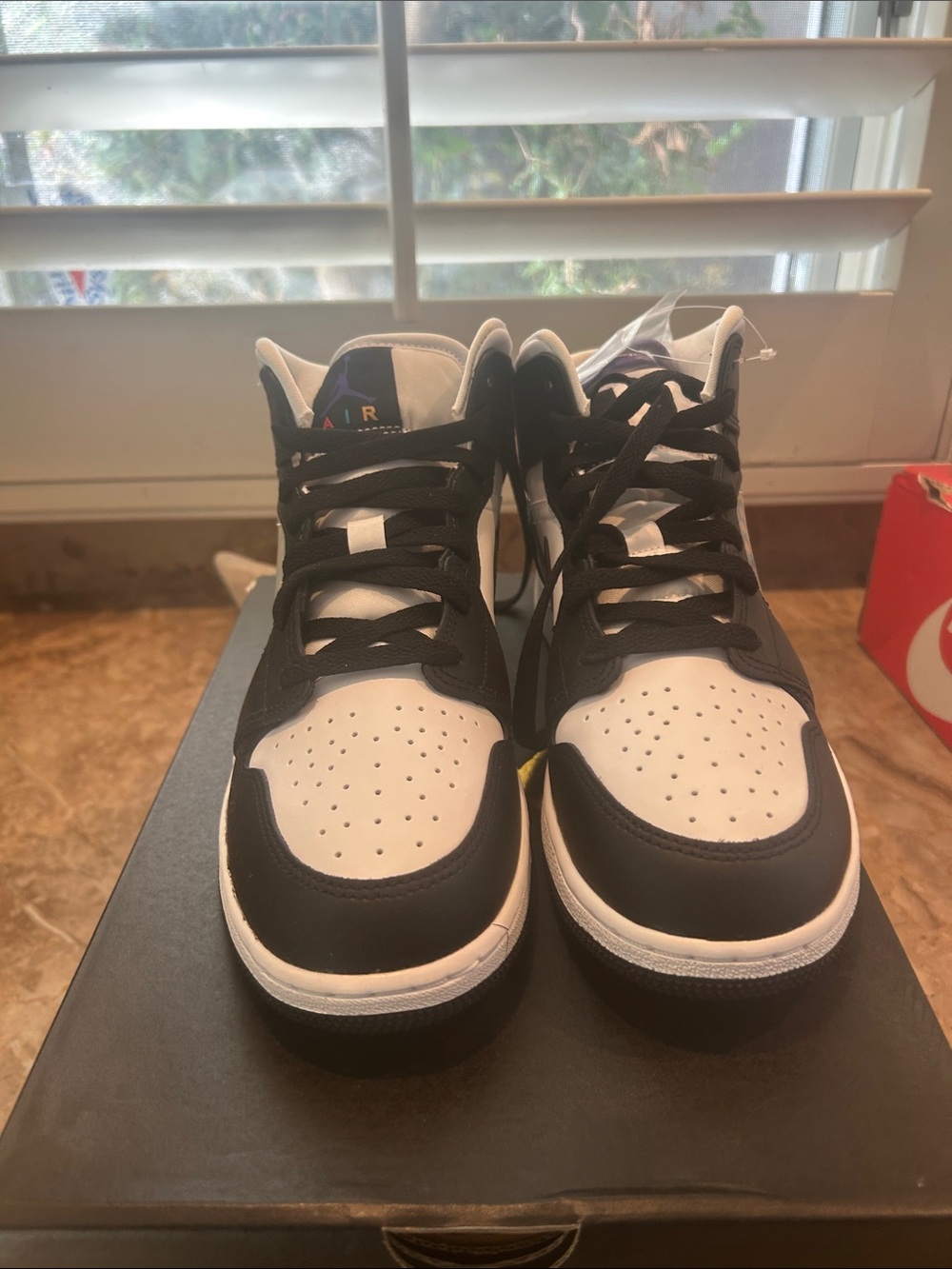 Brand New in box never worn Nike Air Jordan 1 Mid GS size 7 Youth = women 8.5 - Picture 6 of 12